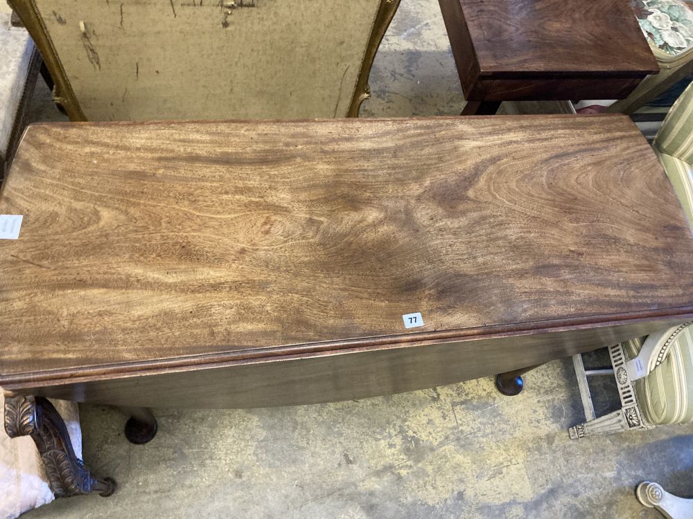 A George III mahogany cottage drop leaf dining table, 122cm, 130cm extended, height 72cm